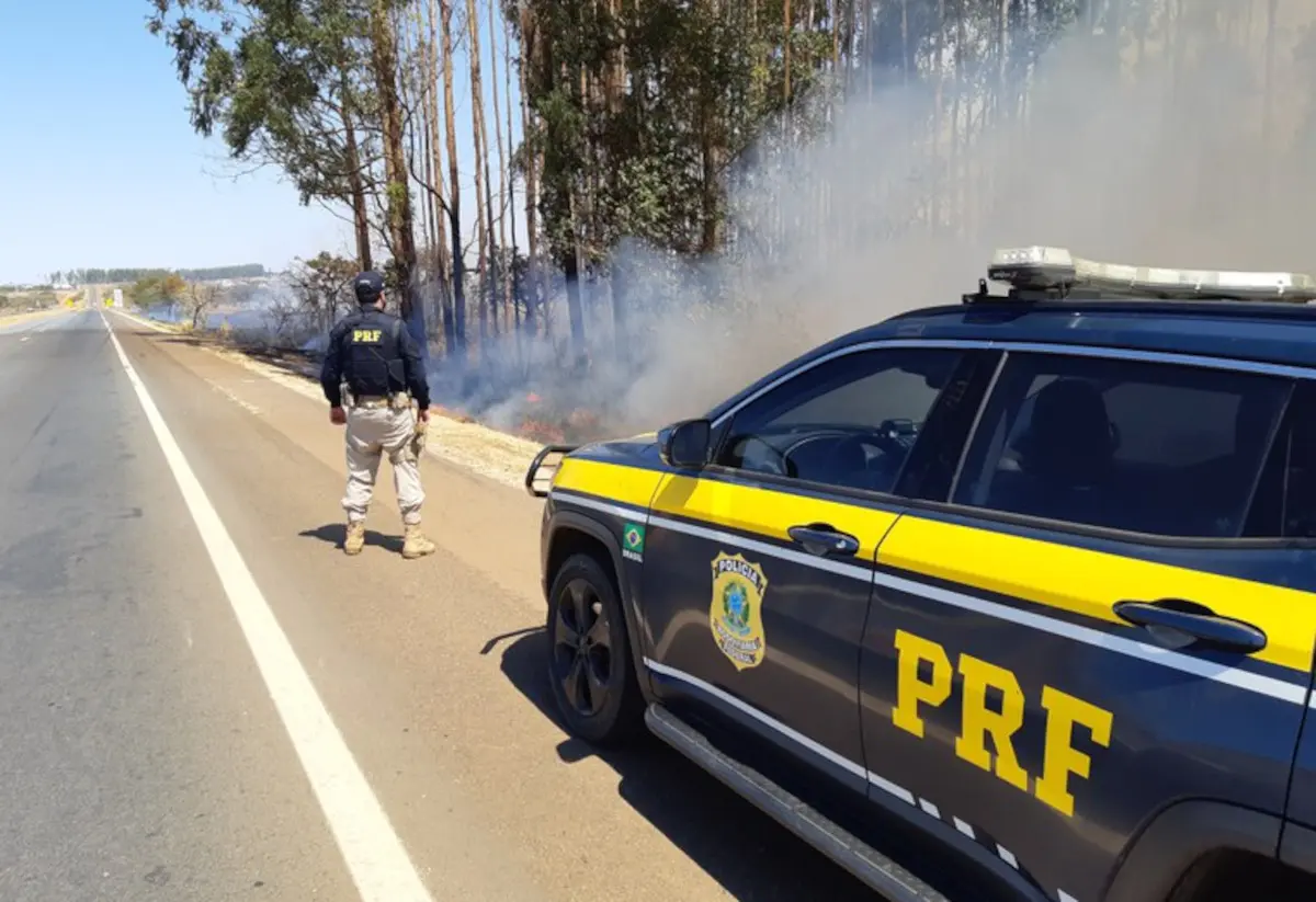 Leia mais sobre o artigo Veja dicas de segurança da PRF para dirigir em caso de queimada na via